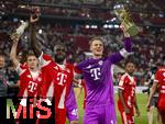 16.08.2025, Fussball Bundesliga 2025/2026, Franz-Beckenbauer-Supercup, VfB Stuttgart - FC Bayern Mnchen, in der MHP-Arena (Stuttgart). Schlussjubel v.li: Joshua Kimmich (FC Bayern Mnchen) mit dem Legendren Kakadu, Dayot Upamecano (FC Bayern Mnchen), Dayot Upamecano (FC Bayern Mnchen) 