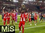 16.08.2025, Fussball Bundesliga 2025/2026, Franz-Beckenbauer-Supercup, VfB Stuttgart - FC Bayern Mnchen, in der MHP-Arena (Stuttgart). Schlussjubel Wisdom Mike (FC Bayern Mnchen) mit dem Pokal  