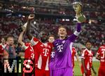 16.08.2025, Fussball Bundesliga 2025/2026, Franz-Beckenbauer-Supercup, VfB Stuttgart - FC Bayern Mnchen, in der MHP-Arena (Stuttgart). Schlussjubel v.li: Dayot Upamecano (FC Bayern Mnchen), Dayot Upamecano (FC Bayern Mnchen) 