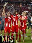 16.08.2025, Fussball Bundesliga 2025/2026, Franz-Beckenbauer-Supercup, VfB Stuttgart - FC Bayern Mnchen, in der MHP-Arena (Stuttgart). Schlussjubel v.li: Joshua Kimmich (FC Bayern Mnchen) mit dem Legendren Kakadu, Dayot Upamecano (FC Bayern Mnchen), Konrad Laimer (FC Bayern Mnchen).