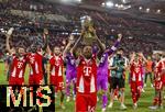 16.08.2025, Fussball Bundesliga 2025/2026, Franz-Beckenbauer-Supercup, VfB Stuttgart - FC Bayern Mnchen, in der MHP-Arena (Stuttgart). Schlussjubel Wisdom Mike (FC Bayern Mnchen) mit dem Pokal  