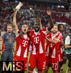 16.08.2025, Fussball Bundesliga 2025/2026, Franz-Beckenbauer-Supercup, VfB Stuttgart - FC Bayern Mnchen, in der MHP-Arena (Stuttgart). Schlussjubel v.li: Joshua Kimmich (FC Bayern Mnchen) mit dem Legendren Kakadu, Dayot Upamecano (FC Bayern Mnchen), Konrad Laimer (FC Bayern Mnchen).