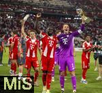 16.08.2025, Fussball Bundesliga 2025/2026, Franz-Beckenbauer-Supercup, VfB Stuttgart - FC Bayern Mnchen, in der MHP-Arena (Stuttgart). Schlussjubel v.li: Joshua Kimmich (FC Bayern Mnchen) mit dem Legendren Kakadu, Dayot Upamecano (FC Bayern Mnchen), Dayot Upamecano (FC Bayern Mnchen) 