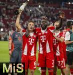 16.08.2025, Fussball Bundesliga 2025/2026, Franz-Beckenbauer-Supercup, VfB Stuttgart - FC Bayern Mnchen, in der MHP-Arena (Stuttgart). Schlussjubel v.li: Joshua Kimmich (FC Bayern Mnchen) mit dem Legendren Kakadu, Dayot Upamecano (FC Bayern Mnchen), Konrad Laimer (FC Bayern Mnchen).