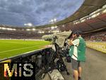 16.08.2025, Fussball Bundesliga 2025/2026, Franz-Beckenbauer-Supercup, VfB Stuttgart - FC Bayern Mnchen, in der MHP-Arena (Stuttgart). bersicht Stadion.Kameramann am Spielfeldrand 