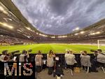 16.08.2025, Fussball Bundesliga 2025/2026, Franz-Beckenbauer-Supercup, VfB Stuttgart - FC Bayern Mnchen, in der MHP-Arena (Stuttgart). bersicht Stadion. Fotografen und Fotografinnen am Spielfeldrand 