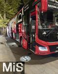 16.08.2025, Fussball Bundesliga 2025/2026, Franz-Beckenbauer-Supercup, VfB Stuttgart - FC Bayern Mnchen, in der MHP-Arena (Stuttgart). Der Mannschaftsbus des FC Bayern Mnchen wartet nach dem Spiel auf die Spieler mit geffneter Tre, an den Asphalt am Einstigsbereich wird das FCB-Logo projiziert.
