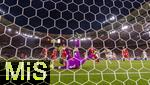 16.08.2025, Fussball Bundesliga 2025/2026, Franz-Beckenbauer-Supercup, VfB Stuttgart - FC Bayern Mnchen, in der MHP-Arena (Stuttgart). Torwart Manuel Neuer (FC Bayern Mnchen) wehrt den Ball von Nick Woltemade (re, Stuttgart) ab.