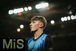 16.08.2025, Fussball Bundesliga 2025/2026, Franz-Beckenbauer-Supercup, VfB Stuttgart - FC Bayern Mnchen, in der MHP-Arena (Stuttgart). Lennart Karl (FC Bayern Mnchen) nachdenklich als Auswechselspieler. (Bildbearbeitung)