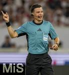 16.08.2025, Fussball Bundesliga 2025/2026, Franz-Beckenbauer-Supercup, VfB Stuttgart - FC Bayern Mnchen, in der MHP-Arena (Stuttgart). li: Schiedsrichter Harm Osmers, der Schiedsrichter hat eine neue Technik im Einsatz, die RefCam, eine Mini-Kamera am Headset am rechten Ohr.