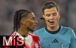 16.08.2025, Fussball Bundesliga 2025/2026, Franz-Beckenbauer-Supercup, VfB Stuttgart - FC Bayern Mnchen, in der MHP-Arena (Stuttgart). re: Schiedsrichter Harm Osmers, der Schiedsrichter hat eine neue Technik im Einsatz, die RefCam, eine Mini-Kamera am Headset am rechten Ohr. li: Michael Olise (FC Bayern Mnchen) 