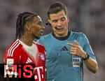 16.08.2025, Fussball Bundesliga 2025/2026, Franz-Beckenbauer-Supercup, VfB Stuttgart - FC Bayern Mnchen, in der MHP-Arena (Stuttgart). re: Schiedsrichter Harm Osmers, der Schiedsrichter hat eine neue Technik im Einsatz, die RefCam, eine Mini-Kamera am Headset am rechten Ohr. li: Michael Olise (FC Bayern Mnchen) 
