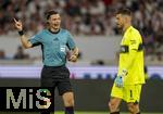 16.08.2025, Fussball Bundesliga 2025/2026, Franz-Beckenbauer-Supercup, VfB Stuttgart - FC Bayern Mnchen, in der MHP-Arena (Stuttgart). li: Schiedsrichter Harm Osmers bei Torwart Fabian Bredlow (Stuttgart), der Schiedsrichter hat eine neue Technik im Einsatz, die RefCam, eine Mini-Kamera am Headset am rechten Ohr.