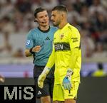 16.08.2025, Fussball Bundesliga 2025/2026, Franz-Beckenbauer-Supercup, VfB Stuttgart - FC Bayern Mnchen, in der MHP-Arena (Stuttgart). li: Schiedsrichter Harm Osmers bei Torwart Fabian Bredlow (Stuttgart), der Schiedsrichter hat eine neue Technik im Einsatz, die RefCam, eine Mini-Kamera am Headset am rechten Ohr.