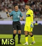 16.08.2025, Fussball Bundesliga 2025/2026, Franz-Beckenbauer-Supercup, VfB Stuttgart - FC Bayern Mnchen, in der MHP-Arena (Stuttgart). li: Schiedsrichter Harm Osmers bei Torwart Fabian Bredlow (Stuttgart), der Schiedsrichter hat eine neue Technik im Einsatz, die RefCam, eine Mini-Kamera am Headset am rechten Ohr.
