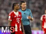 16.08.2025, Fussball Bundesliga 2025/2026, Franz-Beckenbauer-Supercup, VfB Stuttgart - FC Bayern Mnchen, in der MHP-Arena (Stuttgart). re: Schiedsrichter Harm Osmers, der Schiedsrichter hat eine neue Technik im Einsatz, die RefCam, eine Mini-Kamera am Headset am rechten Ohr. li: Michael Olise (FC Bayern Mnchen) 