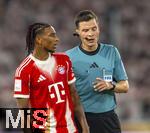 16.08.2025, Fussball Bundesliga 2025/2026, Franz-Beckenbauer-Supercup, VfB Stuttgart - FC Bayern Mnchen, in der MHP-Arena (Stuttgart). re: Schiedsrichter Harm Osmers, der Schiedsrichter hat eine neue Technik im Einsatz, die RefCam, eine Mini-Kamera am Headset am rechten Ohr. li: Michael Olise (FC Bayern Mnchen) 