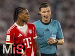 16.08.2025, Fussball Bundesliga 2025/2026, Franz-Beckenbauer-Supercup, VfB Stuttgart - FC Bayern Mnchen, in der MHP-Arena (Stuttgart). re: Schiedsrichter Harm Osmers, der Schiedsrichter hat eine neue Technik im Einsatz, die RefCam, eine Mini-Kamera am Headset am rechten Ohr. li: Michael Olise (FC Bayern Mnchen) 