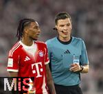 16.08.2025, Fussball Bundesliga 2025/2026, Franz-Beckenbauer-Supercup, VfB Stuttgart - FC Bayern Mnchen, in der MHP-Arena (Stuttgart). re: Schiedsrichter Harm Osmers, der Schiedsrichter hat eine neue Technik im Einsatz, die RefCam, eine Mini-Kamera am Headset am rechten Ohr. li: Michael Olise (FC Bayern Mnchen) 