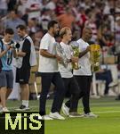 16.08.2025, Fussball Bundesliga 2025/2026, Franz-Beckenbauer-Supercup, VfB Stuttgart - FC Bayern Mnchen, in der MHP-Arena (Stuttgart). von links:  Claudio Pizarro, Beckenbauer Sohn Noel Beckenbauer, Cacau bringen die Trophen aufs Spielfeld.