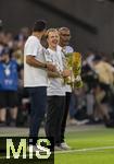 16.08.2025, Fussball Bundesliga 2025/2026, Franz-Beckenbauer-Supercup, VfB Stuttgart - FC Bayern Mnchen, in der MHP-Arena (Stuttgart). von links:  Claudio Pizarro, Beckenbauer Sohn Noel Beckenbauer, Cacau bringen die Trophen aufs Spielfeld.