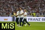 16.08.2025, Fussball Bundesliga 2025/2026, Franz-Beckenbauer-Supercup, VfB Stuttgart - FC Bayern Mnchen, in der MHP-Arena (Stuttgart). von links:  Cacau, Claudio Pizarro und Beckenbauer Sohn Noel Beckenbauer bringen die Trophen aufs Spielfeld.