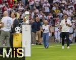 16.08.2025, Fussball Bundesliga 2025/2026, Franz-Beckenbauer-Supercup, VfB Stuttgart - FC Bayern Mnchen, in der MHP-Arena (Stuttgart).  Heidi Beckenbauer mit Moderator Sebastian Hellmann 