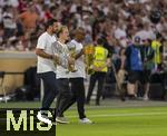 16.08.2025, Fussball Bundesliga 2025/2026, Franz-Beckenbauer-Supercup, VfB Stuttgart - FC Bayern Mnchen, in der MHP-Arena (Stuttgart). von links:  Claudio Pizarro, Beckenbauer Sohn Noel Beckenbauer, Cacau bringen die Trophen aufs Spielfeld.