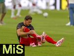 16.08.2025, Fussball Bundesliga 2025/2026, Franz-Beckenbauer-Supercup, VfB Stuttgart - FC Bayern Mnchen, in der MHP-Arena (Stuttgart). Leon Goretzka (FC Bayern Mnchen) am Boden beim Wechseln der Einlagsohlen.