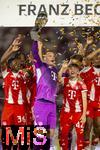 16.08.2025, Fussball Bundesliga 2025/2026, Franz-Beckenbauer-Supercup, VfB Stuttgart - FC Bayern Mnchen, in der MHP-Arena (Stuttgart). Siegerehrung nach dem Spiel, Torwart Manuel Neuer (FC Bayern Mnchen), Lennart Karl (FC Bayern Mnchen), Wisdom Mike (FC Bayern Mnchen), 