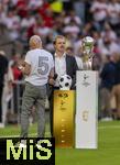 16.08.2025, Fussball Bundesliga 2025/2026, Franz-Beckenbauer-Supercup, VfB Stuttgart - FC Bayern Mnchen, in der MHP-Arena (Stuttgart). Beckenbauer Sohn Noel bei der Trophe