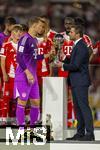 16.08.2025, Fussball Bundesliga 2025/2026, Franz-Beckenbauer-Supercup, VfB Stuttgart - FC Bayern Mnchen, in der MHP-Arena (Stuttgart). Siegerehrung nach dem Spiel, Torwart Manuel Neuer (FC Bayern Mnchen) bekommt den Pokal von DFL-Geschftsfhrer Dr. Marc Lenz (re) berreicht. Am Boden steht der berhmte Kakadu.