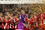 16.08.2025, Fussball Bundesliga 2025/2026, Franz-Beckenbauer-Supercup, VfB Stuttgart - FC Bayern Mnchen, in der MHP-Arena (Stuttgart). Siegerehrung nach dem Spiel, Torwart Manuel Neuer (FC Bayern Mnchen), Dayot Upamecano (FC Bayern Mnchen), Lennart Karl (FC Bayern Mnchen), Joshua Kimmich (FC Bayern Mnchen), Harry Kane (FC Bayern Mnchen) Sacha Boey (FC Bayern Mnchen) 