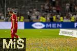 16.08.2025, Fussball Bundesliga 2025/2026, Franz-Beckenbauer-Supercup, VfB Stuttgart - FC Bayern Mnchen, in der MHP-Arena (Stuttgart). Harry Kane (FC Bayern Mnchen) nach der Siegerehrung mit der Trophe auf der Schulter.