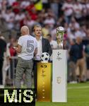 16.08.2025, Fussball Bundesliga 2025/2026, Franz-Beckenbauer-Supercup, VfB Stuttgart - FC Bayern Mnchen, in der MHP-Arena (Stuttgart). Beckenbauer Sohn Noel bei der Trophe