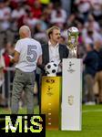 16.08.2025, Fussball Bundesliga 2025/2026, Franz-Beckenbauer-Supercup, VfB Stuttgart - FC Bayern Mnchen, in der MHP-Arena (Stuttgart). Beckenbauer Sohn Noel bei der Trophe