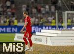 16.08.2025, Fussball Bundesliga 2025/2026, Franz-Beckenbauer-Supercup, VfB Stuttgart - FC Bayern Mnchen, in der MHP-Arena (Stuttgart). Harry Kane (FC Bayern Mnchen) nach der Siegerehrung mit der Trophe auf der Schulter.