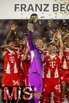 16.08.2025, Fussball Bundesliga 2025/2026, Franz-Beckenbauer-Supercup, VfB Stuttgart - FC Bayern Mnchen, in der MHP-Arena (Stuttgart). Siegerehrung nach dem Spiel, Torwart Manuel Neuer (FC Bayern Mnchen), Lennart Karl (FC Bayern Mnchen), Wisdom Mike (FC Bayern Mnchen), 