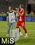 16.08.2025, Fussball Bundesliga 2025/2026, Franz-Beckenbauer-Supercup, VfB Stuttgart - FC Bayern Mnchen, in der MHP-Arena (Stuttgart). Harry Kane (FC Bayern Mnchen) nach der Siegerehrung mit der Trophe, er macht ein Selfie mit seinem Handy. 