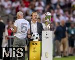 16.08.2025, Fussball Bundesliga 2025/2026, Franz-Beckenbauer-Supercup, VfB Stuttgart - FC Bayern Mnchen, in der MHP-Arena (Stuttgart). Beckenbauer Sohn Noel bei der Trophe