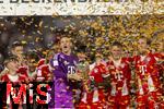 16.08.2025, Fussball Bundesliga 2025/2026, Franz-Beckenbauer-Supercup, VfB Stuttgart - FC Bayern Mnchen, in der MHP-Arena (Stuttgart). Siegerehrung nach dem Spiel, Torwart Manuel Neuer (FC Bayern Mnchen), Dayot Upamecano (FC Bayern Mnchen), Lennart Karl (FC Bayern Mnchen), Joshua Kimmich (FC Bayern Mnchen), Harry Kane (FC Bayern Mnchen) Sacha Boey (FC Bayern Mnchen) 