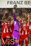 16.08.2025, Fussball Bundesliga 2025/2026, Franz-Beckenbauer-Supercup, VfB Stuttgart - FC Bayern Mnchen, in der MHP-Arena (Stuttgart). Siegerehrung nach dem Spiel, Torwart Manuel Neuer (FC Bayern Mnchen), Lennart Karl (FC Bayern Mnchen), Wisdom Mike (FC Bayern Mnchen), 