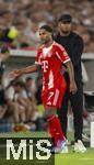 16.08.2025, Fussball Bundesliga 2025/2026, Franz-Beckenbauer-Supercup, VfB Stuttgart - FC Bayern Mnchen, in der MHP-Arena (Stuttgart). Serge Gnabry (FC Bayern Mnchen) geht vom Feld, Trainer Vincent Kompany (FC Bayern Mnchen) rechts 