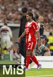 16.08.2025, Fussball Bundesliga 2025/2026, Franz-Beckenbauer-Supercup, VfB Stuttgart - FC Bayern Mnchen, in der MHP-Arena (Stuttgart). Serge Gnabry (FC Bayern Mnchen) geht vom Feld, Trainer Vincent Kompany (FC Bayern Mnchen) li.