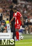 16.08.2025, Fussball Bundesliga 2025/2026, Franz-Beckenbauer-Supercup, VfB Stuttgart - FC Bayern Mnchen, in der MHP-Arena (Stuttgart). Serge Gnabry (FC Bayern Mnchen) geht vom Feld, Trainer Vincent Kompany (FC Bayern Mnchen) li.