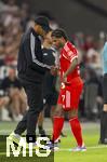 16.08.2025, Fussball Bundesliga 2025/2026, Franz-Beckenbauer-Supercup, VfB Stuttgart - FC Bayern Mnchen, in der MHP-Arena (Stuttgart). Serge Gnabry (FC Bayern Mnchen) geht vom Feld, Trainer Vincent Kompany (FC Bayern Mnchen) li.