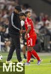 16.08.2025, Fussball Bundesliga 2025/2026, Franz-Beckenbauer-Supercup, VfB Stuttgart - FC Bayern Mnchen, in der MHP-Arena (Stuttgart). Serge Gnabry (FC Bayern Mnchen) geht vom Feld, Trainer Vincent Kompany (FC Bayern Mnchen) li.