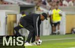 16.08.2025, Fussball Bundesliga 2025/2026, Franz-Beckenbauer-Supercup, VfB Stuttgart - FC Bayern Mnchen, in der MHP-Arena (Stuttgart). Trainer Vincent Kompany (FC Bayern Mnchen) bettigt sich als Balljunge am Spielfeldrand 
