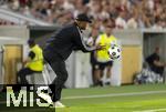 16.08.2025, Fussball Bundesliga 2025/2026, Franz-Beckenbauer-Supercup, VfB Stuttgart - FC Bayern Mnchen, in der MHP-Arena (Stuttgart). Trainer Vincent Kompany (FC Bayern Mnchen) bettigt sich als Balljunge am Spielfeldrand 