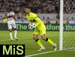 16.08.2025, Fussball Bundesliga 2025/2026, Franz-Beckenbauer-Supercup, VfB Stuttgart - FC Bayern Mnchen, in der MHP-Arena (Stuttgart). Torwart Fabian Bredlow (Stuttgart) hat den Ball.